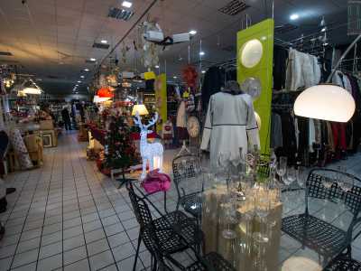 Varchiamo l'entrata rimanendo subito sorpresi dall'inconsueto assortimento del locale